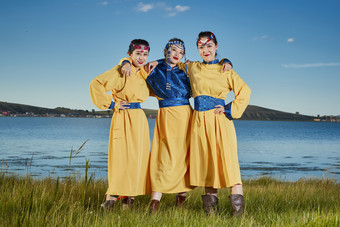 草原上穿着蒙古族传统<strong>服饰</strong>的年轻蒙族姐妹