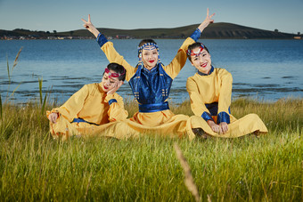草原上穿着蒙古族传统<strong>服饰</strong>的年轻蒙族姐妹