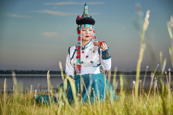 <strong>草原</strong>上穿着蒙古族传统服饰的年轻蒙族姐妹