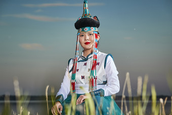 草原上穿着<strong>蒙古族</strong>传统服饰的年轻蒙族姐妹
