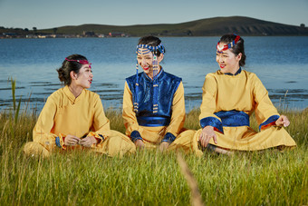<strong>草原</strong>上穿着蒙古族传统服饰的年轻蒙族姐妹