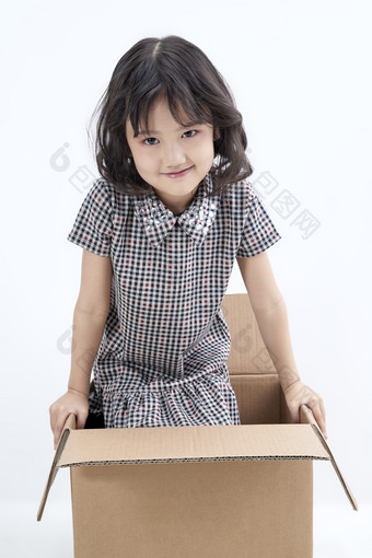 躲在纸箱中玩耍的<strong>调皮</strong>可爱亚洲小女孩儿童