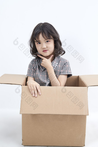 躲在纸箱中玩耍的调皮可爱亚洲小女孩<strong>儿童</strong>