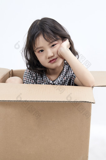 躲在纸箱中玩耍的调皮可爱亚洲小女孩儿童