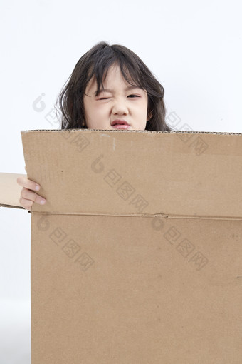 躲在纸箱中玩耍的<strong>调皮</strong>可爱亚洲小女孩儿童