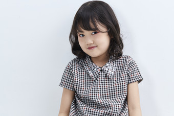 白色色背景的可爱的亚洲小女孩儿童