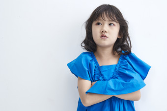 白色色背景的可爱的亚洲小女孩儿童
