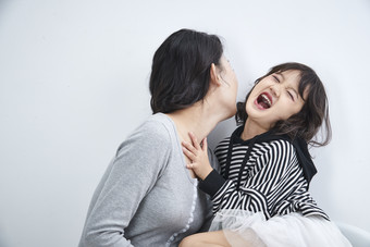 白色背景的美丽妈妈与可爱女儿亲子人像