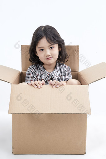 躲在纸箱中玩耍的调皮可爱亚洲小女孩<strong>儿童</strong>