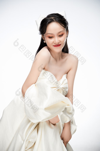 女性婚纱妆面