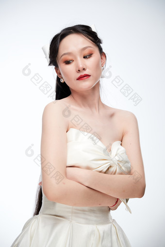 女性婚纱妆面