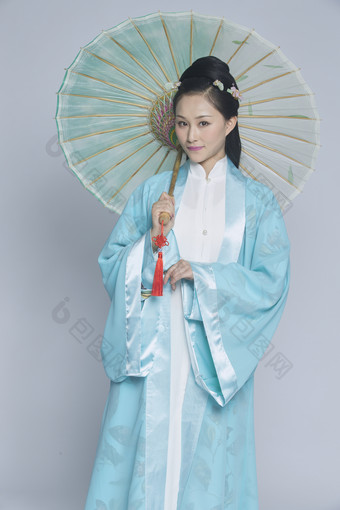 身穿<strong>汉服</strong>撑伞女性人像