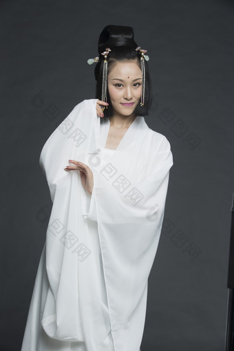 身穿古装的汉服女性人像汉服影棚拍摄