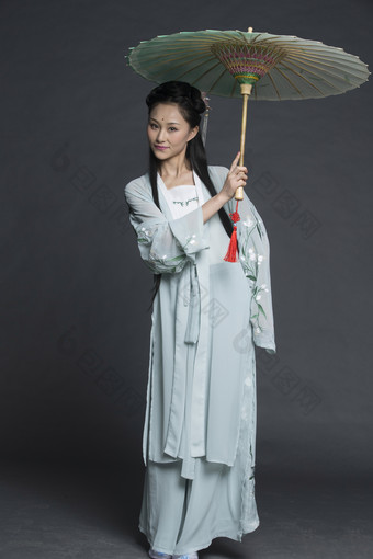 身穿古装的汉服女性人像汉服影棚拍摄