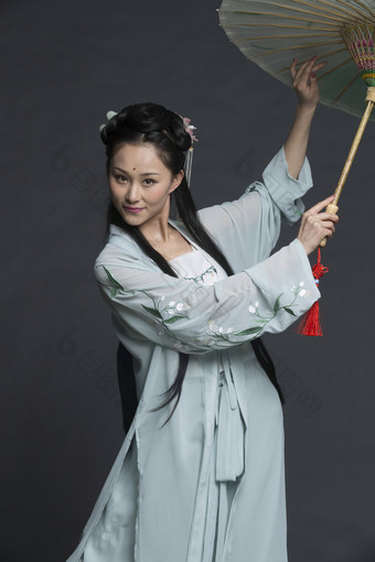 身穿古装的<strong>汉服</strong>女性