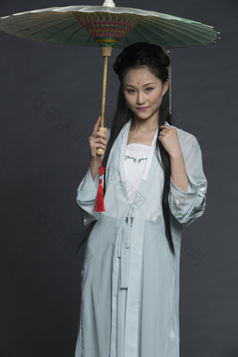 身穿古装的汉服女性人像汉服影棚拍摄