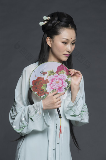 身穿古装的汉服女性人像汉服影棚拍摄