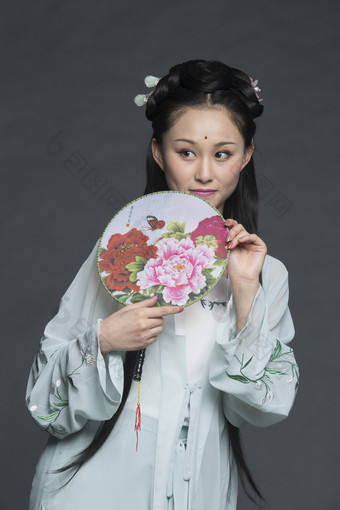 身穿古装的汉服女性人像汉服影棚拍摄