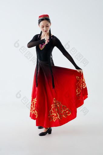 穿着新疆维吾尔族<strong>服饰</strong>跳舞的少女