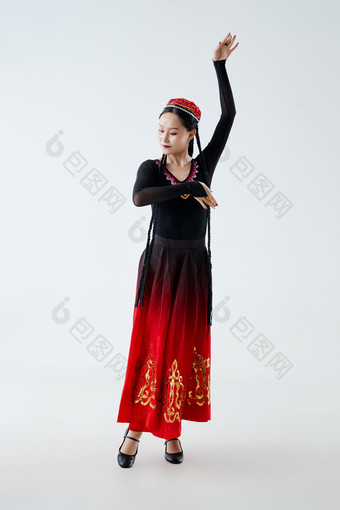 穿着<strong>新疆</strong>维吾尔族服饰跳舞的少女