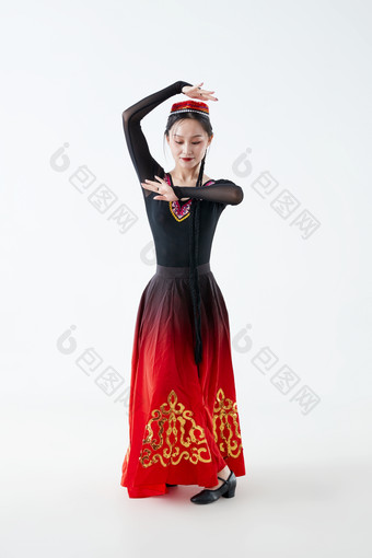 穿着新疆维吾尔族<strong>服饰</strong>跳舞的少女