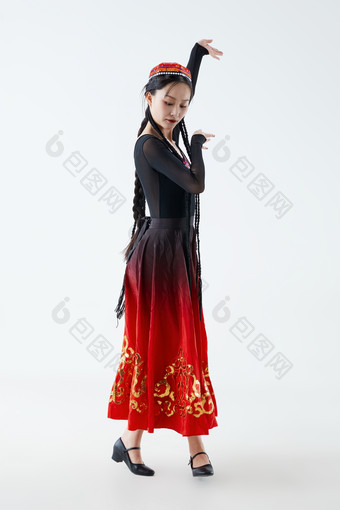 穿着新疆维吾尔族服饰跳舞的少女