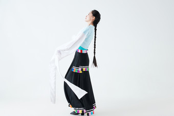 穿着藏族服饰跳着<strong>藏族舞蹈</strong>的少女