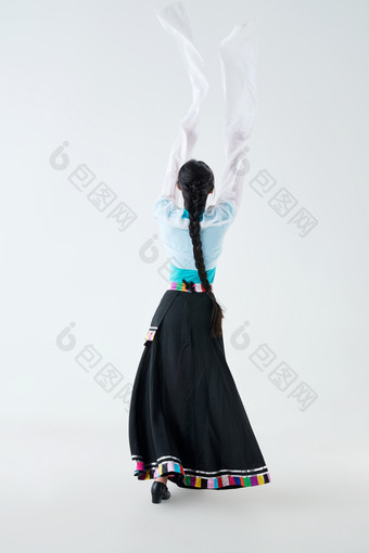 穿着藏族服饰跳着<strong>藏族舞蹈</strong>的少女