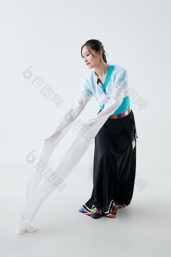 穿着<strong>藏族</strong>服饰跳着<strong>藏族</strong>舞蹈的少女