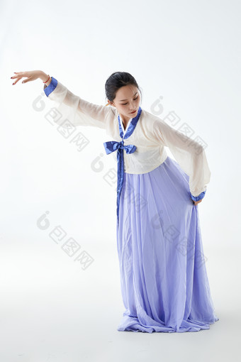 穿着中<strong>国朝</strong>鲜族传统服饰跳舞的少女