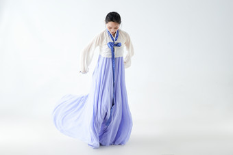 穿着中国朝鲜族传统<strong>服饰</strong>跳舞的少女