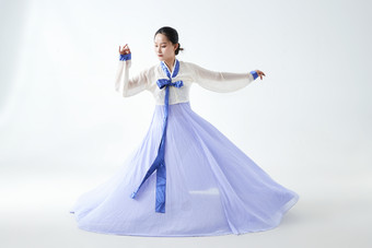 穿着中国朝鲜族传统<strong>服饰</strong>跳舞的少女
