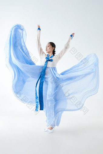穿着中国朝鲜族<strong>传统服饰</strong>跳舞的少女