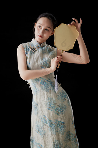 穿着中式旗袍的亚洲少女