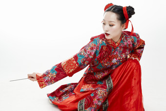 身穿中国传统<strong>服饰</strong>的青年女性