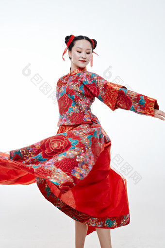 身穿中国<strong>传统服饰</strong>的青年女性