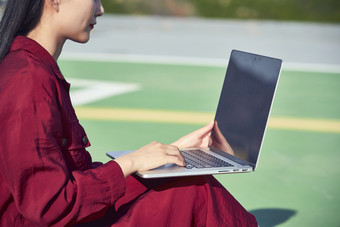 户外进行商务办公的青年<strong>女性</strong>局部特写