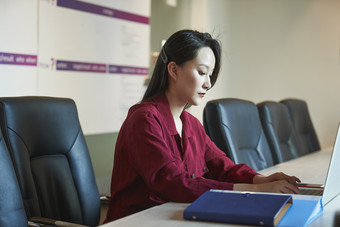 亚洲年轻女性商务人士在电脑前办公