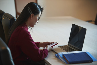 亚洲年轻<strong>女性</strong>商务人士在电脑前办公