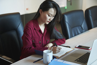 亚洲年轻女性商务人士在电脑前办公