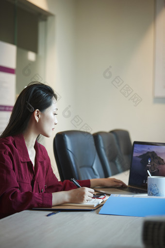 亚洲年轻女性<strong>商务</strong>人士在电脑前办公