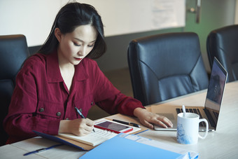 亚洲年轻女性商务人士在电脑前办公