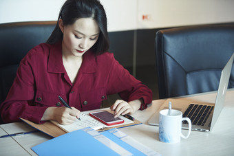 亚洲年轻女性商务人士在电脑前办公