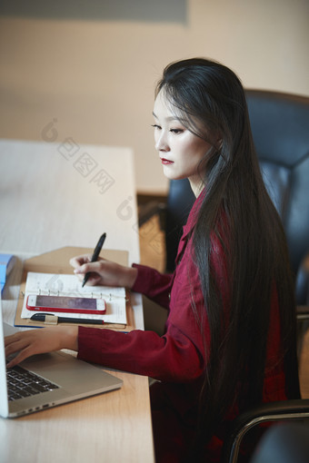 亚洲年轻<strong>女性</strong>商务人士在电脑前办公