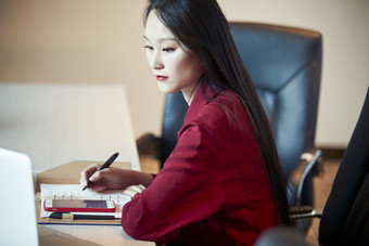 亚洲年轻<strong>女性商务</strong>人士在电脑前办公