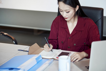 亚洲年轻<strong>女性</strong>商务人士在电脑前办公