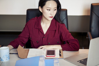 亚洲年轻女性<strong>商务</strong>人士在电脑前办公