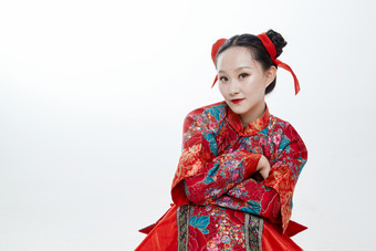 身穿中国传统服饰的青年女性