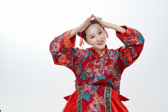身穿中国<strong>传统服饰</strong>的青年女性