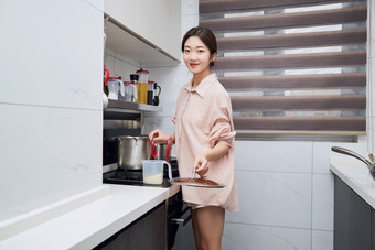 在厨房下厨的<strong>年轻</strong>亚洲女性